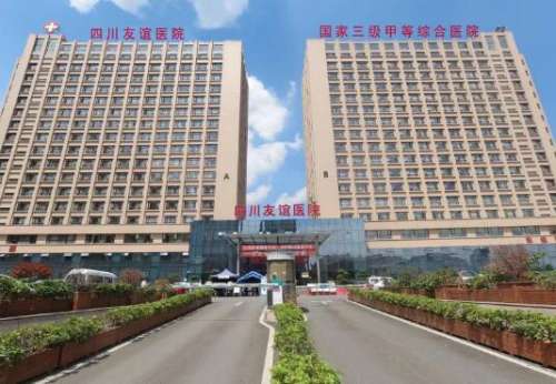 李萍医生目前任职于四川友谊医院，在行业内的口碑以及评价都比较高，从事整形美容工作多年，在鼻子整形方面有着很深的造诣，日常工作中也会进行科研方面的工作，拥有扎实的专业理论知识和丰富的临床经验，面对求美者态度亲切，会站在对方的角度思考问题，受到了众多爱美人士的青睐。李萍鼻综合案例不知道从什么时候开始我的...
