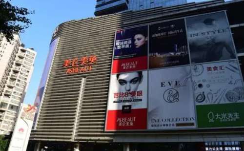 重庆美轮美奂隆胸医生预约比较快，可以电话预约，也可以到医院直接预约，大概需要一周左右的时间，重庆美仑美奂隆胸医生有董开云，杜亚旭，王金花等，这几位医生自从以出色的成绩毕业以后，一直从事美容外科工作，为自己积累了充足的临床实践经验，工作期间为了提升自己的专业技能水平，还会经常去外地大型医美机构学习精修...