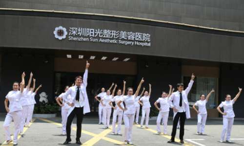 深圳阳光美容整形医院胸部整形医生介绍有哪些?李金海、罗志敏、邹进进医生有着十分丰富的丰胸经验和技术。对于爱美的女性朋友来说，拥有性感丰满的胸部是一件很开心的事情。不过并不是每个人天生都拥有的，想要后天拥有，一般的方法效果并不是很理想的。想要效果好，胸部整形是不错的方法。深圳阳光美容整形医院的医生很不...