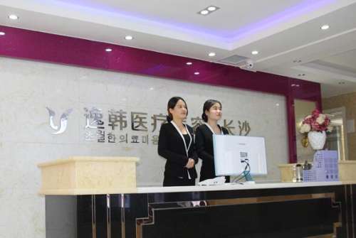 长沙逸韩医疗美容医院是长沙当地的正规医疗机构同时也是长沙当地比较擅长进行胸部美容整形手术的现代化医院，能够结合爱美人士的个人情况，制定出合理且科学的治疗方案，而且医院现如今也汇集了很多有实力的专家，打造了一支经验比较丰富的医疗团队，随着治疗能力的逐步提升，也就提高了在业界的地位，其中的王勇医生，就是...