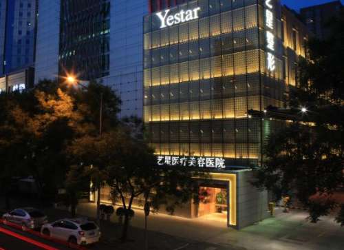 北京艺星整形美容医院已经开设了六大整形美容中心，其中针对于头发种植所开设的植发中心，能够进行发际线种植、头发加密种植和美学种植，都是当前热度比较高的治疗项目，而且实施治疗的医生，在头发种植方面的技术水平比较高，比如说像今天要为大家介绍的段卿然医生，在这方面已经工作多年，能够根据每个人的不同情况来制定...
