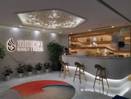 李信锋医生是一位很有实力的整形医生，从业多年，拥有丰富的手术经验，操作每一台手术都非常的认真负责，得到了众多爱美人士的一致好评，对整形技术研究很多，尤其擅长鼻部整形以及修复技术的研究，技术精湛，在当地有比较的口碑，多次参加整形技术的交流会，与国际前沿接轨，帮助大家完成美丽蜕变。李信锋做鼻子案例图片我...