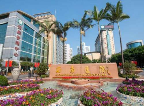 重庆西南医院所开设的整形科，是国内在整形方面比较有实力的大型科室，当然工作在这里的医生技术水平也是比较高的。李喆和黄书鹏谁厉害?两位实力医生口碑PK后，来看看这两位医生各自所擅长的项目有哪些吧。一、李喆，有多年在美国学习的经历，从2004年毕业之后就留在整形美容科工作，完成了不少的临床诊疗项目之后，...