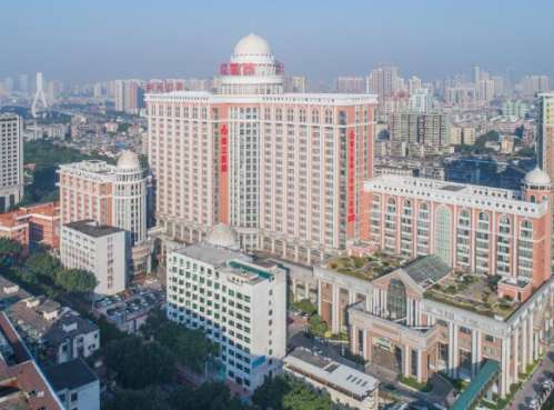 如何能够在较短的时间内改变自己的面部皮肤现状?小编建议大家可以选择做面部年轻化的塑形，而其中比较受欢迎的整形方式就是拉皮手术，通过借助于整形手术的方式来进行提升，可以纠正多种问题，而且改善之后的皮肤状态也会比较的紧致，从外形上看能够年轻5~10岁，坐诊于南方医科大学珠江医院整形外科的陈兵医生，就是在...