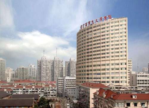 李圣利医生现任职于上海九院，在当地有着比较高的知名度，从事美容整形工作多年，积累了丰富的临床经验，工作之余不断的外出学习，努力提高自身的技术水平，给求美者带来了先进的技术手法，在双眼皮整形方面的技术尤为精湛，他经手的案例会结合求美者不同的眼部状态进行分析，并设计出合理的手术方案，收获了很多好评。李圣...