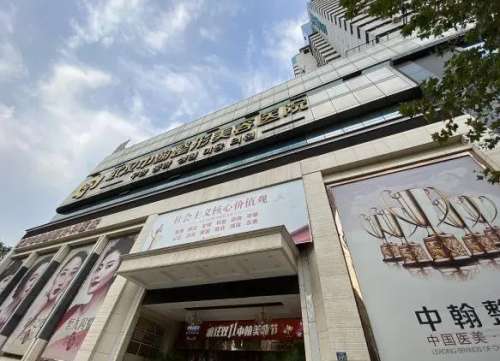 武汉中翰整形外科医院隆鼻医生怎么样?李哲、付毅、王金州医生在隆鼻上技术十分的不错。鼻子在面部的中央位置，对于五官来说是比较重要的，鼻子的好看与否对于面部形象来说有很大的影响。现在的人对于自己的形象也十分的在意，想要改变鼻子，可以通过做隆鼻手术。现在的整形医院和医生有很多，在选择上比较的困难，武汉中翰...