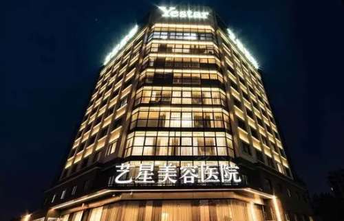 成都艺星医疗美容医院隆胸医生介绍有哪些?周鹏起、曹士华、刘晓荣医生在隆胸上技术不错，经验丰富。对于爱美的女性朋友来说，性感丰满的身材是都想要的。不过对于我们亚洲女性来说，一般的身材都比较的单薄，胸部常见的都比较小。为了改善这种情况，丰胸的方式也尝试了很多，效果不是很好。目前隆胸是最有效的方式，成都艺...