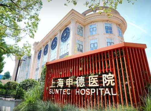 上海申德医院医疗美容科是上海地区比较知名的医疗机构，占地面积约7000平方米，如今医院的环境比较优美，而且设施设备也会比其他的医疗机构更加健全，在开设的整形科当中具有鲜明的医疗特色，外聘了不少的技术专家，比如说金恩洙医生，作为从韩国邀请而来的技术权威，能够进行各种各样的美容整形手术，特别是在面部除皱...