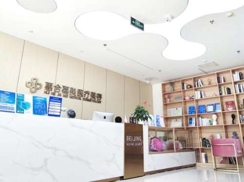 在北京当地有一些比较擅长做双眼皮整形手术的医生，不仅技术手法比较成熟，而且塑造出的形态也能够呈现出比较自然的风格，而其中比较受欢迎的就是亓敏。毕竟是行业当中的老牌医生，对于各种各样的美容整形手术是比较熟悉的。一、亓敏双眼皮技术怎么样?从事美容整形工作已经有20多年的医生，也是医疗团队里的核心成员，在...