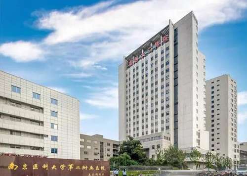 南京医科大学第二附属医院所开设的整形美容科是华东部地区较早成立的大型整形美容修复中心，所开展的项目已经涉及到激光美容、整形美容和非手术类的美容整形，而且工作在这里的医生也都是有着丰富治疗经验的技术专家，比如说像医疗团队当中的沈干医生，从事诊疗工作的时间就比较久，在鼻子整形方面的实力雄厚，除了能够做假...