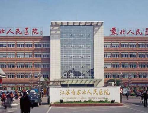 苏北医院陈啸医生从事整形临床外科工作已有二十多年的时间，多年来始终专注于整形技术的研究与创新，曾在上海九院深造学习，有着特别丰富的临床手术经验，技术也十分的精湛，面对求美者态度亲切，会站在对方的角度思考问题，获得了众多爱美人士的青睐。苏北医院陈啸双眼皮案例我的眼睛特别小，并且面相看起来也不是很友善，...