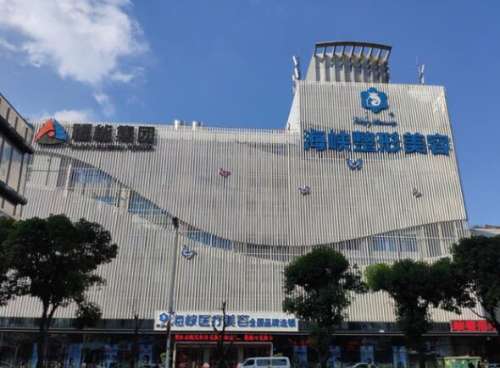 林沸腾医生毕业于国内知名医科大学，师从著名整形大师，从事美容整形行业三十余年，专业擅长隆胸手术，多次参加国内外各种学术交流会，发表演讲，在权威医学杂志发表多篇学术论文，参与编写整形教材，是国内知名度非常高的整形医生，现任职于福建海峡美容医院，擅长与求美者沟通，会结合求美者的实际情况设计手术方案，受到...