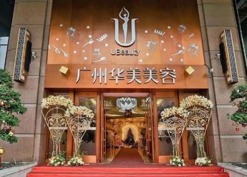 广州华美周滔医生毕业于南方医科大学，是广州华美新生代脂肪精雕医生，多次受邀前往美日韩等国知名整形机构进行交流访问，并在权威整形杂志发表多篇学术研究文章，擅长自体脂肪面部填充、面部吸脂、吸脂塑形射频瘦脸等多个吸脂类整形项目，提倡微创整形，主张给求美者较小的创伤为爱美者服务，深受大家的追捧。广州华美周滔...