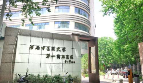 河南中医药大学第一附属医院整形科双眼皮医生介绍有哪些?赵绛波、赵文、葛艳娜医生在眼部整形上有着不错的经验。如今的生活好了，人们对于自己外在的形象也都十分的在意了。整形美容也就成为了一个兴起的项目，双眼皮是其中比较受欢迎的一种，不过想要想过好，一定要选择好医院和医生。河南中医药大学第一附属医院整形科医...