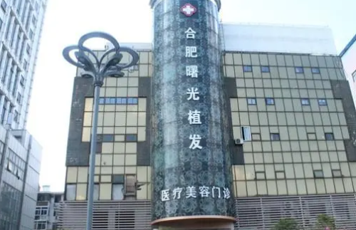 深受脱发困扰的发友还是比较多的，有一些由于是遗传原因所导致，也有一些是日常生活中使用了一些不适合的洗发水而导致，不论什么原因产生的脱发，都会给我们的颜值上带来很大的影响，解决脱发，毛发移植也是一种比较好的选择方式，针对头顶毛发稀疏可以借助毛发移植的方法来进行加密，也可以进行疤痕种植，鬓角种植等多方面...