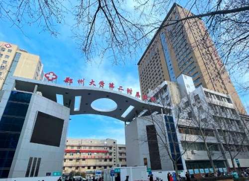 生活水平提高之后，人们就对自己的外在形象变得越来越关注，很多人都对医美手术比较感兴趣，这也促使了医美行业的迅速发展，这几年做双眼皮手术的人还蛮多的，能开展这项手术的医院和医生也比较多，郑州整形医生江艳总体来说挺不错的，技术实力也比较雄厚，对做双眼皮手术也蛮擅长的，成功的手术案例也不在少数。一、郑州整...