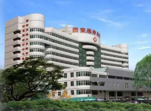 西安市中心医院所开设的整形美容科，是当地综合医院当中能够进行1~4级各类美容整形手术的临床科室，除了提供比较齐全的设施设备之外，在美容塑形方面的人气也是比较高的，而且工作在这里的医生有多人都已经成为了业界深受好评的技术专家，比如说擅长做磨骨整形手术的卢丙仑。一、卢丙仑擅长手术是什么?卢丙仑擅长手术就...