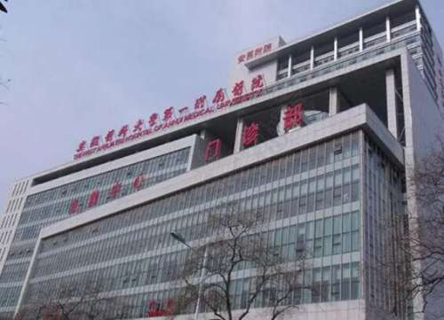 出现有脱发的问题，无论是发际线上移还是头发变得越来越稀疏，在寻求医生帮助的时候，先要了解一下医生在这方面的技术优势如何，最好是找一些从业时间比较久的专家，这样能够更好的判断出引发头发出现问题的原因，这样才能够找出适合的治疗方案，在国内比较有名气的医生当中，肖风丽医生，得到了不少爱美人士的肯定，想要了...