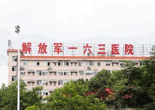 长沙唐家训医生毕业于第三军医大学，曾在公办医院工作多年，使他成为了当地整形行业内一位有着很高话语权的医生，曾多次前往日韩等国进行访问学习，提升了自己在整形方面的技术，也强化了审美，在眼部综合整形方面造诣很高，很多主流媒体也都曾报道过他的事迹，多年来帮助很多求美者重塑美丽，收获了众多的好评。长沙唐家训...
