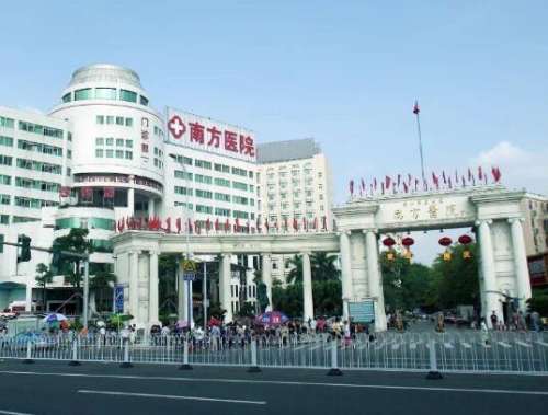 人们对于美丽的追求是永不停歇的，尤其是对于女性来说，本身就对一切美好的事物都很感兴趣，那么医美项目可以让人变得更加漂亮，当然喜欢这些项目的人也是比较多的，像是隆鼻手术，现在就挺有人气的，但做手术记得一定要挑选正规的医院和专业的医生，不然手术失败还要重新再进行修复，这样就得不偿失了。姜平医生修复鼻子技...