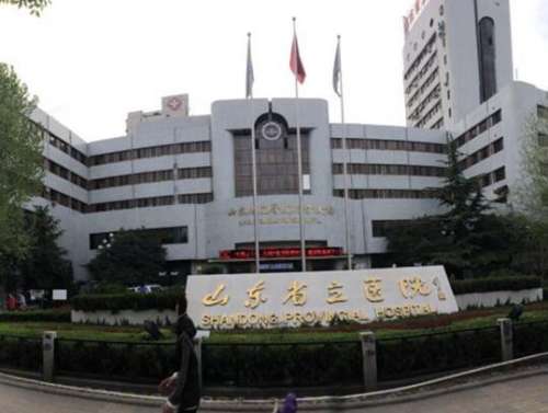 山东省立薛峰医生求学时期师从我国著名的整形外科专家，对于面部整形手术有着很深厚的研究，从业多年以来，熟练的掌握了多种常见的整形项目的诊治和技术，还拥有扎实的专业知识储备，对待爱美人士态度认真亲切，力求用所学到专业知识以及技术为前来就诊的求美者们解决烦恼，术后效果获得了一致好评。山东省立薛峰医生隆鼻案...