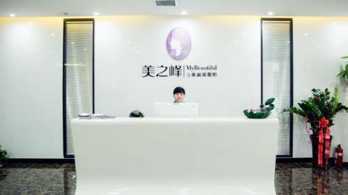 长沙市美之峰整形医院双眼皮医生名单有哪些?解灿、刘磊、丁翔医生在做双眼皮手术上有着不错的效果。爱美是很正常的事情，尤其是现在的生活条件好了，大家对于自己的外在形象也更加的在意了。不过天生好看的人还是少数的，不过现在的整形技术十分的发达，可以通过整形来改善自己的形象。双眼皮手术是比较常见且受欢迎的项目...