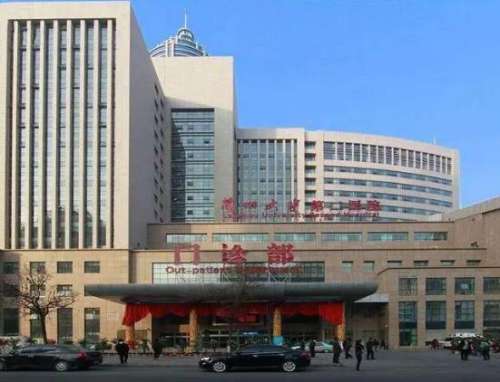 兰大二院张瑾医生曾在西京医院、解放军第八一医院进修学习，从事整形美容外科工作多年以来，在知名医学杂志上发表过多篇学术论文，擅长面部年轻化的诊疗，拥有丰富的手术经验，通过长期的实践和不断的创新，逐渐形成了一套自己独特的手术风格，获得了众多爱美人士的青睐。兰大二院张瑾双眼皮案例最近一段时间我突然觉得自己...