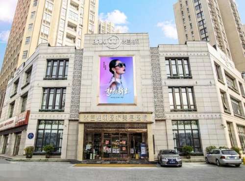 李宇翔医生是一名军医出身，曾在公办医院任职，从业多年，临床经验非常丰富，现坐诊于西安米兰柏羽，主要擅长鼻部综合整形以及美杜莎综合美眼，曾多次在国内知名医科大学和整形机构进行学习交流，多年的医学理论知识与临床实践经验融汇贯通得到众多爱美人士的青睐与好评。李宇翔医生隆鼻案例如果一个女生的鼻子不够美观的话...
