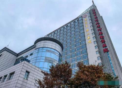 刘宁医生是整形外科硕士学位，从事美容整形临床工作已有多年，有着扎实的专业知识储备和丰富的临床经验，曾参与自然基金课题项目，也在权威杂志发表过多篇专业论文，专业擅长眼部整形以及颌面整形等多个部位的整形手术，他的手术风格偏向于自然风，术后效果真实，仿佛天生一般，受到了很多称赞。南京二院刘宁双眼皮案例单眼...