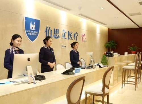 倪锋医生目前坐诊于上海伯思立医疗美容门诊部，从事美容整形行业许多年，长期以来一直都在拉皮手术的领域中活跃，对于这项手术有着很充分的了解，凭借着细腻精湛的技术手法，帮助许多爱美人士打造了年轻化的皮肤，工作之余也不断到各个知名整形机构进行深造学习，不断提升自己的技术，是一位值得信赖的好医生。倪锋医生拉皮...