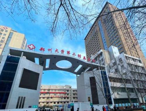 整形美容手术已经成了爱美人士的新宠，很多人都会通过这种方式改变自己的形象，达到自己理想中的那种样子，不过在进行手术之前，首先要选择适合自己的项目，然后再挑选此领域中技术精湛的医生，因为每个医生的手术风格是不同的，只有做好术前的严格把关，这样打造出来的效果才能更加自然一些。刘月丽和杨丽做双眼皮都挺不错...