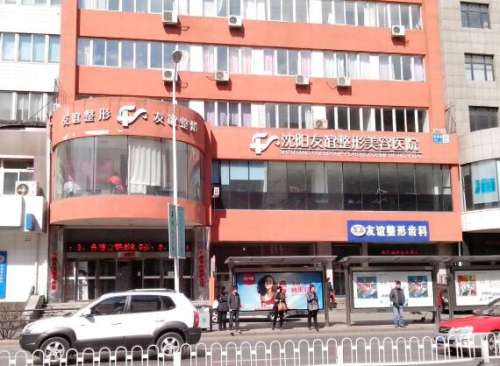 刘金超医生任职于沈阳友谊整形医院，业内同行又称他“刘一刀”，足以说明他的整形技术有多么的高超了，从事整形美容工作已有三十多年，擅长的项目非常全面，还经常参加国内外与美容或是美容手术相关的学术交流会，积累了非常丰富的经验，刘医生能够针对不同的问题提供有效的解决方案，也获得了一众爱美人士的好评。刘金超双...