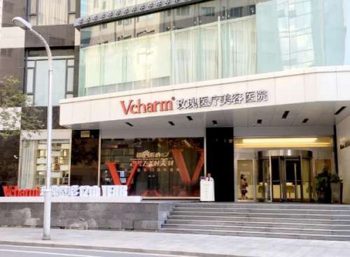 上海玫瑰整形美容医院是上海当地一所大型且成立时间比较久的整形美容专科医院，也就是因为在整形方面的实力比较强，所以也就吸引了很多爱美人士的到访，而且工作在这里的医生都是一些有着较高话语权的技术专家，为爱美者提供了高质量的整形体验，其中的范锴医生是一位擅长做鼻部整形的医生，小编也为大家带来了详细的介绍，...