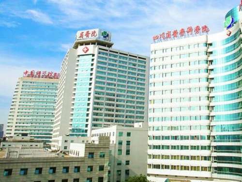 成都蔡震医生现坐诊于四川省人民医院整形外科，是该院的主任医师，博士学位，毕业于国内知名高等院校，开展临床工作的同时还担任着硕士研究生的导师，曾多次前往国外知名的整形机构进行访问交流，长期致力于乳房整形及阴道等器官的再造手术，还担任着多个社会医疗组织的职位，在业界名气很高。成都蔡震隆胸案例我对自己的外...