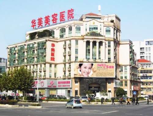 做隆胸整形手术，建议大家还是要找名气大，技术强的医生，这样才能够收获比较好的治疗结果。沈正宇和夏建军哪个好?从技术实力、口碑评价来分析，夏建军医生在假体隆胸方面的技术实力会更强一些。一、沈正宇坐诊医院：南京华美美容医院当前作为华美整形美容医院的院长，在胸部方面也是拥有专项专利技术的研发人和推广者，然...