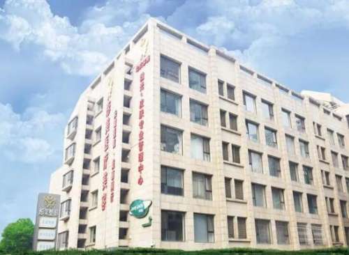 潘彦龙医生现任职于北京彤美整形医院，拥有多年的整形外科临床经验，擅长双眼皮以及双眼皮失败修复等多个部位的整形项目。设计案例时有自己独特的见解和操作方式，会在手术前为求美者们量身定制合适的手术方案，让大家获得了美丽的蜕变，得到了许多爱美者的认可与信任。潘彦龙双眼皮案例俗话说眼睛是心灵的窗口，那么要是眼...
