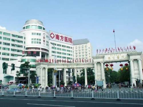 冯传波医生目前任职于南方医院，在当地有着极高的口碑评价，擅长整形失败修复，吸脂塑形等多个整形项目，手法细腻自然，术后的改善也是得到了众多求美者的认可，自身也非常关注先进潮流的技术与整形理念，不断的去研修学习，提高自身的技术水平，多次参与国家级课题项目的研究，获得过科技创新奖，在业内颇受好评。冯传波双...