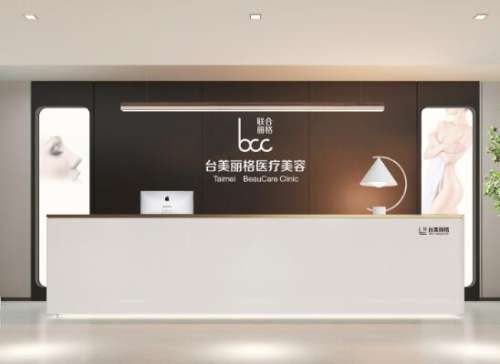 合肥台美整形医院不仅各类设施设备齐全，而且医院的周边交通也比较方便，在正式创办成立之后，以抗衰老整形技术而著称，汇集了很多有实力的技术专家之后，成为了不少爱美人士进行皮肤护理的理想选择，各位医务人员也接受过正规的培训，其中比较出名的就是擅长做拉皮整形手术的陈学善医生。一、陈学善拉皮怎么样?作为拉皮整...