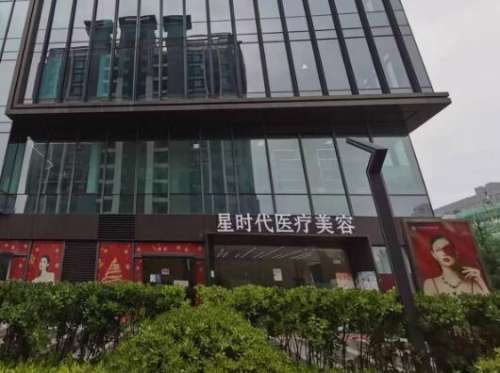 张悦迪医生毕业于国内知名的医科院校，从事整外科形行业已有二十多年的时间，擅长眼部整形、美体塑形等多个项目，拥有丰富的手术经验，他的手术风格主要以细致严谨见长，会结合爱美人士的实际情况，进行个性化的精细方案设计，眼部手术还会让眼睛在术后灵气十足，获得了众多爱美人士的一致好评。张悦迪双眼皮修复案例我的脸...