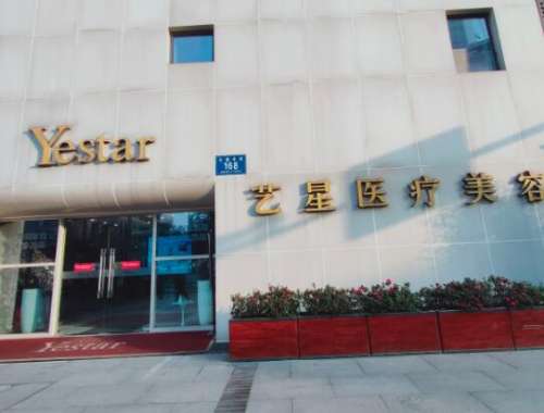 假体隆鼻在临床上已经运用很多年的时间，也是目前大家认可度比较高的一种整形方式，但是在整形的过程当中比较考验整形医生的技术手法，工作在成都艺星整形美容医院的周顺波，是比较擅长做隆鼻整形手术的医生，在塑形方面的价格需要到医院面诊咨询，毕竟整形的费用不同，整形的价格就会有比较大的区别。一、周顺波鼻子做得怎...