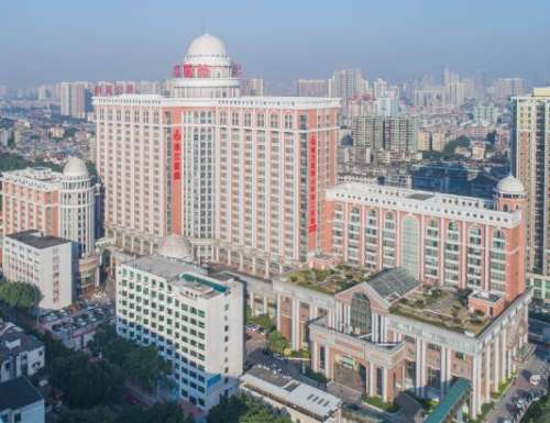 陈伯华医生目前坐诊于南方医科大学珠江医院整形美容科，是该院的实力骨干人才，有着多年的整形工作经验，在假体隆鼻、全切双眼皮等多个方面技术水平十分过硬，在行业内也有着不错的声誉，工作之余还不断提高自身的技术水平，多次参加各种学术交流会，与同行切磋技艺，对待求美者认真负责，术后效果自然美观，获得了很多好评...