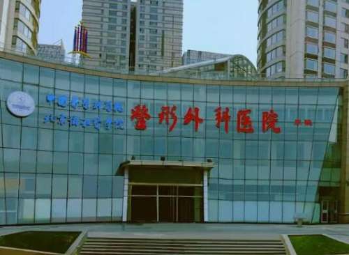 侯典举医生是国内很有名的面部整形专家，擅长各类面部年轻化的整形项目，从事整形外科行业三十余年，曾多次参加医学论坛交流会，积累了丰富的临床经验，术后效果获得了很高的评价，多次在权威医学杂志发表学术论文，获得过很多荣誉奖项，得到了业内同行的一致认可。侯典举拉皮手术案例在日常生活当中，我是一个很注重保养皮...