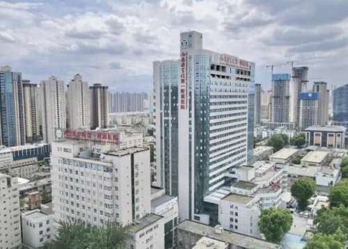 西安医学院第一附属医院所开设的整形美容科，从创办成立之后，已经成为了西安当地人气颇高的大型医疗机构，在这里能够开展的项目，除了常规的整形外科手术之外，还包括有激光整形和各种微整形，能够解决爱美者所遇到的多种问题，比如说像畸形问题和美容方面的问题，所以在整形上的技术造诣还是很深厚的。一、西安医学院第一...