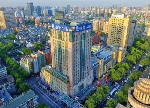 浙江大学医学院附属第二医院在口腔治疗方面的实力还是比较强的，而且下设有多个临床科室之后，能够提供不同的项目供患者进行选择。浙江凌丹华坐诊口腔急诊科吗?技术怎么样?医生坐诊于浙江大学医学院附属第二医院的口腔急诊科，作为科班出身的医生，从事治疗工作的时间也比较久，而且在完成了很多的治疗之后，得到了不少患...