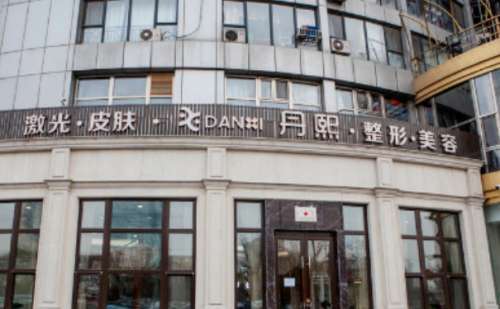 北京丹熙医院罗汇东双眼皮技术是很好的，可以给爱美者带来优质的体验之外，同时也可以塑造出很好的成果和特色性，所以有很多的爱美者会选择在医生面诊，医生在近年来收获了很多人的好评，同时医生的收费也比较合理。双眼皮手术的大概价格在3000元左右及每个人的眼部形态不同，开展的手术方案也就因人而异，具体的价格需...
