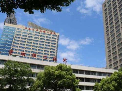 湘雅医院所开设的整形外科在医美技术方面还是比较有实力的，特别是一些比较复杂的整形美容项目已经成为了科室的技术优势。工作在这里的技术专家基本上都是有着较高学历和丰富临床经验的医生，凭借着雄厚的技术解决了很多患者的疑难问题，也成为了整形美容的人才培养基地。湘雅方柏荣与范鹏举哪个好?医生技术实力比拼后，来...