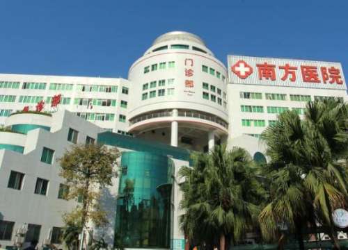 罗勇医生目前坐诊于广州南方医院，毕业于第一军医大学整形外科专业，博士学历，从事整形美容外科工作已有二十余年的时间，多次在医学杂志上发表专业文章，拥有自己独特的审美和操作方式，会在术前为爱美人士设计合适的双眼皮手术方案，在术后获得自然协调的效果，也收获了众多的好评。罗勇双眼皮整形案例最新我今年才二十出...