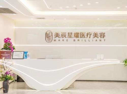 双眼皮在我国整形手术项目当中属于一类美容整形，是一些小型整形美容医院也能够开展的塑形项目，但为了保险起见，建议大家还是要找专业的医生和大型的医疗机构，尽可能的选择资质能够查到的医生和医院，比如说工作在成都的江涛医生，是以双眼皮手术和双眼皮修复为主攻项目的医生，已经拥有比较好的评价工作，在成都美辰星耀...