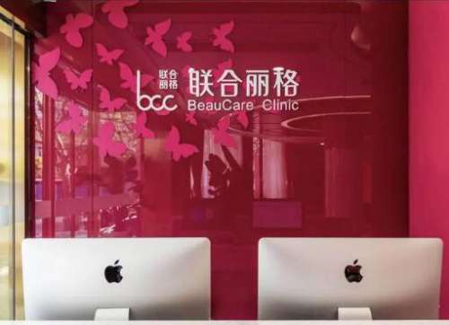 在上海当地有很多能够做隆鼻手术的医生，有些医生的风格比较自然，有一些则更加偏向于网红风。所以在选择整形医生的时候要结合自己的实际情况来选择。范荣杰做鼻子价格多少钱?根据小编从网络上了解到的价格，半肋骨隆鼻的费用在5万元起，鼻部修复的费用在6万元起，虽然从价格上能够看得出医生在隆鼻价格方面不算便宜，但...