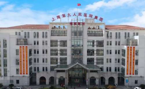 在上海九院有一批值得推荐的种植牙医生有很多就比如史俊宇，吴轶群，莫嘉骥，黄伟等这几位医生都可以娴熟的操作种植牙技术，同时赢得了很多牙病患者的赞誉。种植牙手术是一项复杂而精细的治疗，需要找到经验丰富且专业的医生来进行。让我们一起来了解上海九院口腔科种植牙较为出色的医生吧。一、上海九院口腔科种植牙齿专家...